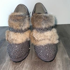 Booties with fur and stones